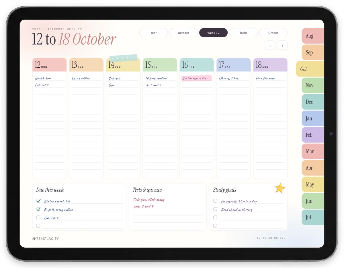 The Digital Student Planner en color en un iPad en horizontal: una semana de curso rellenada en octubre, con las pestañas de los meses de agosto a julio en el lateral