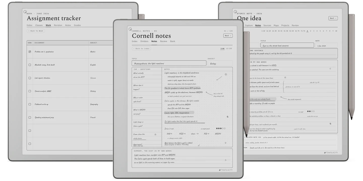 El Sistema de estudio: un seguimiento de entregas, un apunte Cornell con su columna de palabras clave rellena y una ficha de idea Zettelkasten, en una tableta de tinta electrónica