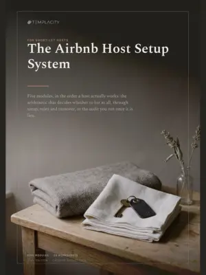 Das Airbnb Host Setup System, ein Messingschlüssel auf gefaltetem Leinen